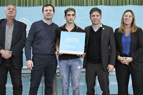 Kicillof entregó más de 300 computadoras para estudiantes que cursan el