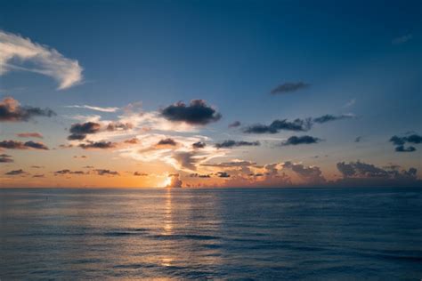 Premium Photo | Sea beach with sky sunset or sunrise cloudscape over ...