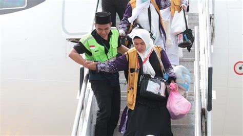 Kawal Kedatangan Jamaah Haji Kloter I Bandara Sams Balikpapan Turunkan