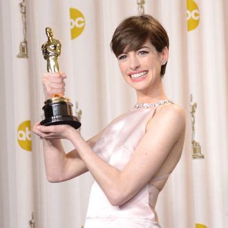 Anne Hathaway Truthers, Rejoice: She Admits She Faked Her Way Through That Oscar Acceptance Speech