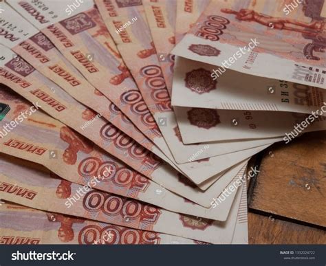 Деньги. Российские рубли. Пять тысяч банкнот. Финансы и бизнес-концепция