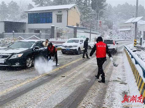 当“冬雪白”遇上“党员红”——江背镇党员干部除雪暖民心 长沙 新湖南