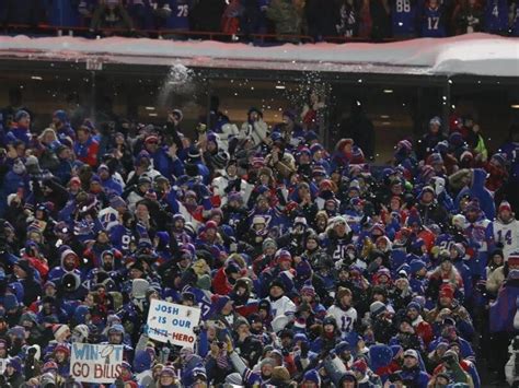 Bitter Bills Fans Throw Snowballs At Patrick Mahomes Chiefs Players