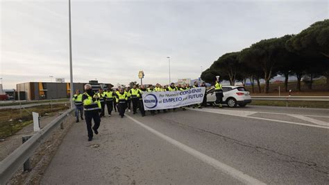 Imágenes del corte de la A 7 por los trabajadores de Acerinox en huelga