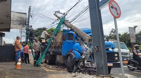 Caminhão desgovernado bate em poste de energia elétrica de Rio Preto