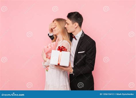 Knappe Man In Een Kostuum Die Tot Een Verrassing Maken Aan Een Vrouw Die Haar Ogen Met Haar