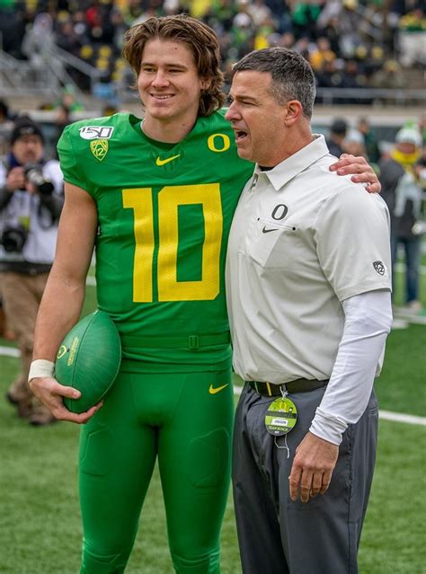 Oregon Qb Justin Herbert To Be Honored On Field During National