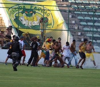 Brigas Em Campo E Na Torcida Cl Ssico Do Df Encerrado Pelo Rbitro