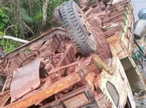 C Te D Ivoire Blolequin Un Camion Transportant Des Commer Ants Fait