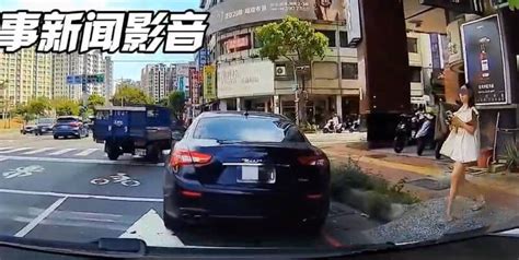 女違停轎車路口悠哉領貨後車狂按喇叭 網友批2車都該罰！ 社會 自由時報電子報