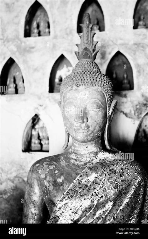 Buddha statue at wat saket Black and White Stock Photos & Images - Alamy