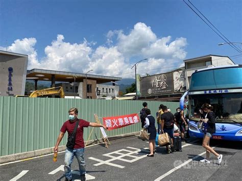 台鐵花東段採類火車接駁 不少民眾排隊等候搭車 生活 中央社 Cna