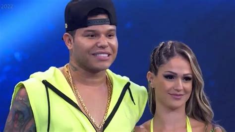 Tierry arranca beijo de bailarina e revela segredo ao vivo no Domingão