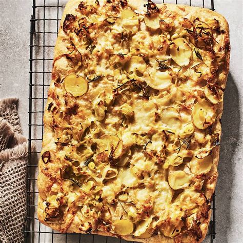 Recette De Focaccia Aux Pommes De Terre Et Aux Poireaux Coup De Pouce