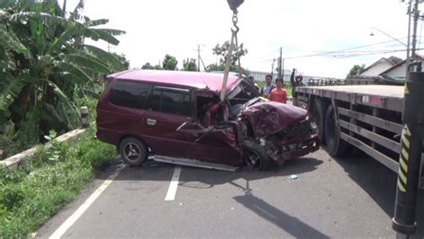 Sopir Diduga Mengantuk Minibus Angkut Satu Keluarga Tabrak Truk Fuso