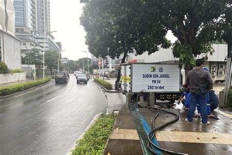 Antisipasi Genangan Pompa Disiagakan Di Jalan Kemang Raya Jaksel