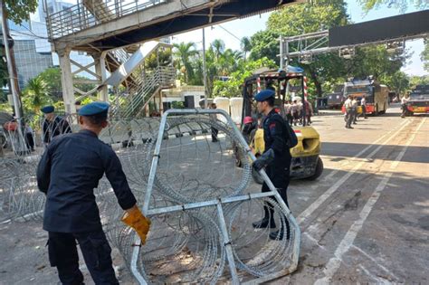 Massa Aksi Bubar Polisi Bongkar Kawat Berduri Dan Beton Di Jalan Medan