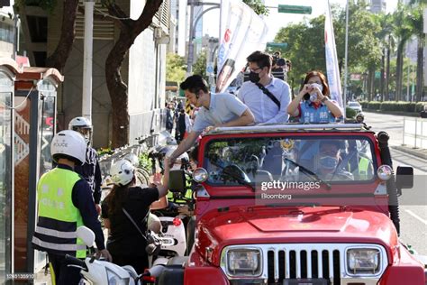 Chiang Wan-an, Tapei mayor-elect, greets members of the public... News Photo - Getty Images