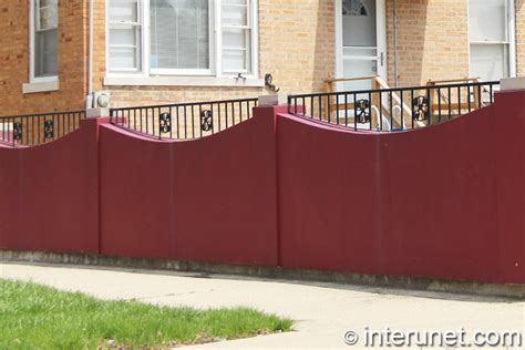 Concrete fence painted red | interunet