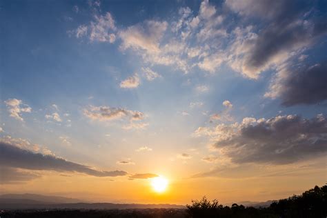 山並みに沈む夕日（夕焼け） 無料の高画質フリー写真素材 イメージズラボ