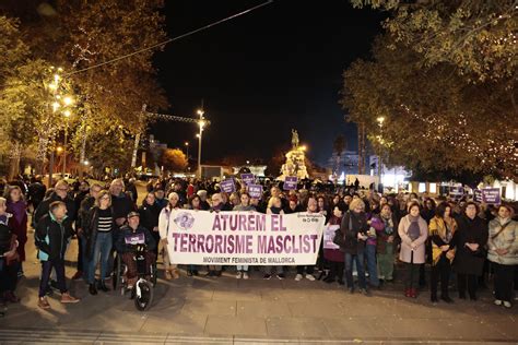 Asesinato Machista Decenas De Personas Se Concentran En La Plaza