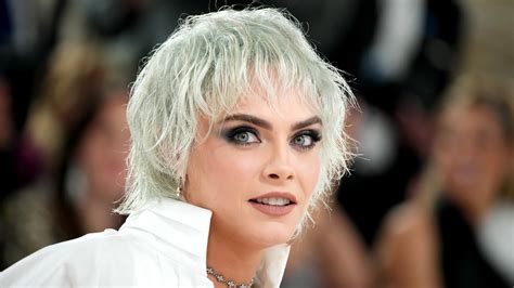 Cara Delevingne S Met Gala Hair Is A Different Color At Every Angle