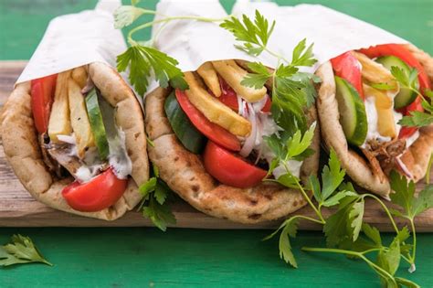 Pollo Griego Souvlaki Ona Pita Con Verduras Frescas Con Salsa Tzatziki