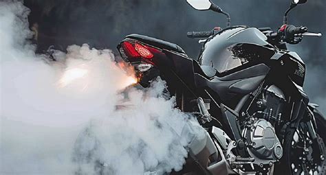 Por qué mi moto bota humo y qué significa humo azul puede estar