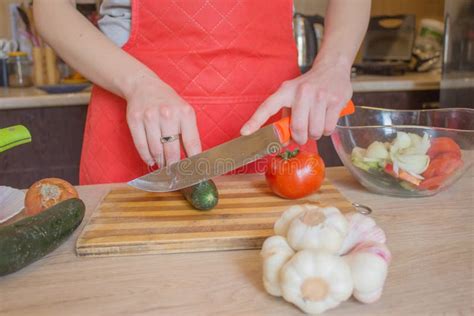 O Cozinheiro Chefe Corta Os Vegetais Em Uma Refei O Uma Mulher Usa Uma