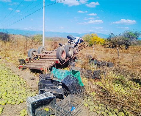 Deja Volcadura De Camioneta Cargada Con Mangos 1 Muerto Y 2 Heridos