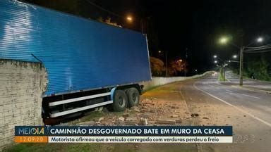 Meio Dia Paran Foz Do Igua U Caminh O Desgovernado Bate Em Muro Da