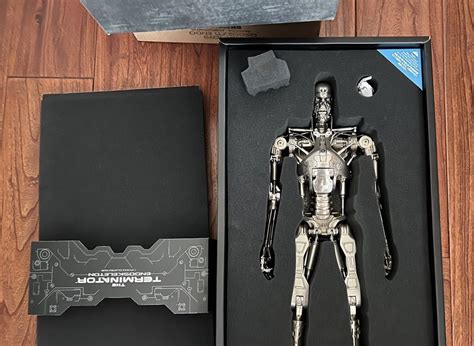HOT TOYS QS 魔鬼終結者 T 金屬機器骨架 普版 書籍休閒與玩具 收藏紀念品 其他古董在旋轉拍賣