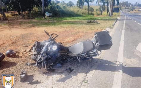 Homem de 65 anos fica gravemente ferido após batida entre motos na MG