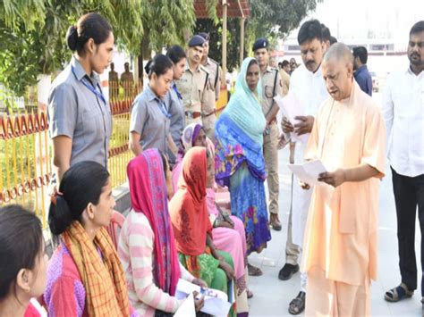 Cm Yogi Adityanath Janta Darshan Listen 200 Complainants Ordered To