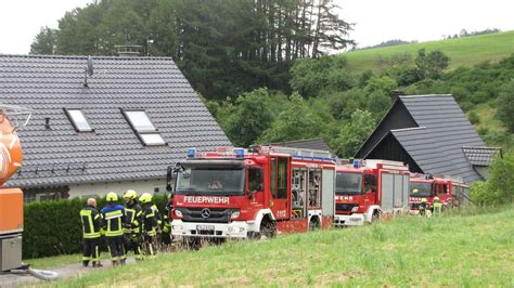 Sirenenalarm Feuerwehr R Ckt Mit Gro Aufgebot Aus