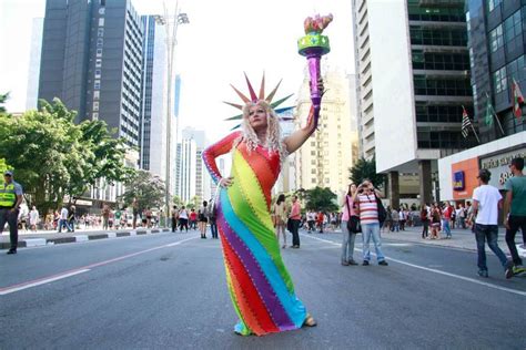 Parada Gay reúne multidão na avenida Paulista Fotos R São Paulo