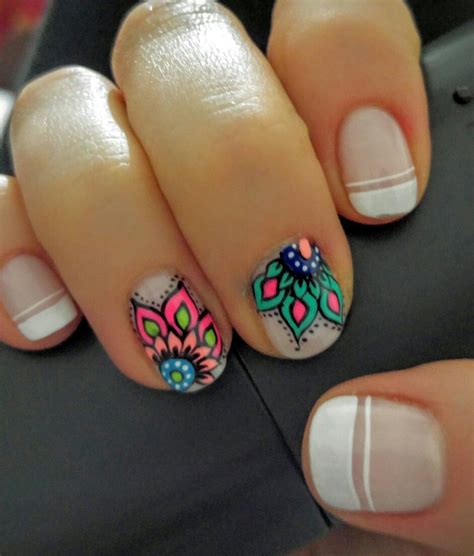 Mandala nail art idea arte de uñas Colombia Uñas de moda Mandalas en