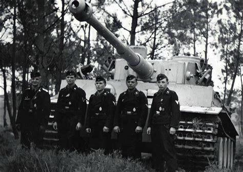 German Tiger 1 tank and it’s crew : r/TankPorn