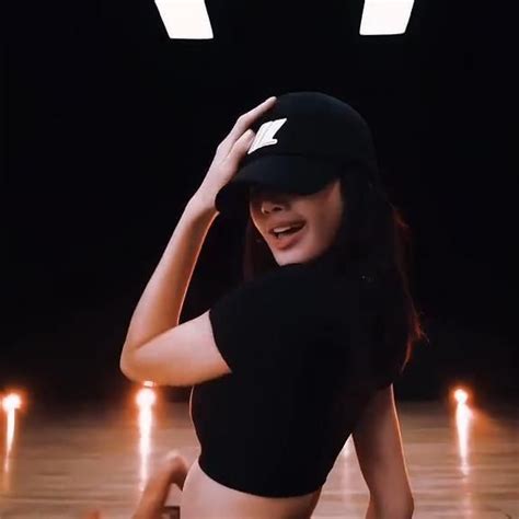 Pin By Erika Enriquez On Blackpink Video In Black Hair Kpop Lisa Blackpink Hot