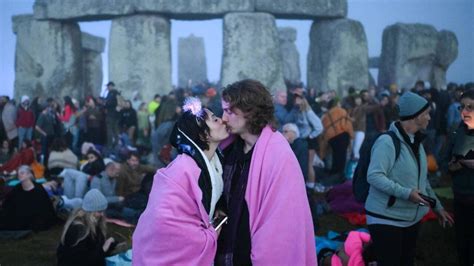 Tausende Menschen Feiern Wintersonnenwende In Stonehenge SN At