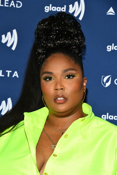 Lizzo Wears Drugstore Lashes And Neon Makeup To 2019 Glaad Awards