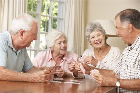 Grupo De Pares Superiores Que Aprecia O Jogo Dos Cart Es Em Casa Imagem