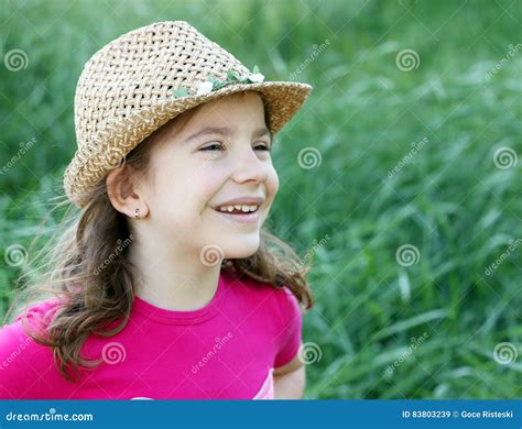 Belle Verticale De Petite Fille Image Stock Image Du Sourire Ressort