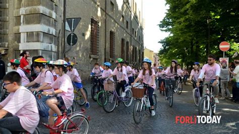 E la festa delle due ruote a Forlì piazza Saffi piena di migliaia di