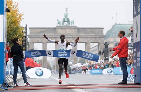 ATHLETISME Kipchoge Remporte Le Marathon De Berlin Sans Record Du Monde