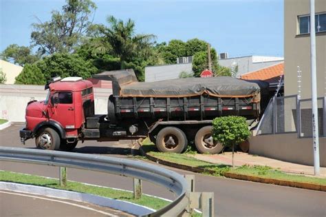 Caminhão quebra desce de ré e bate no muro da Defensoria Pública