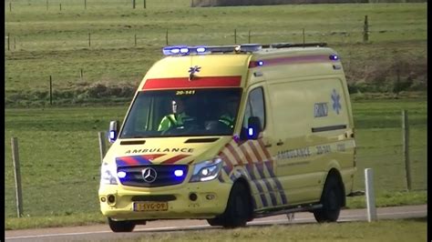 A Ambulances Zijn Met Spoed Onderweg Naar Een Ernstig