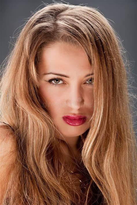 Jeune Femme Assez Blonde Photo Stock Image Du Mignon 20702356