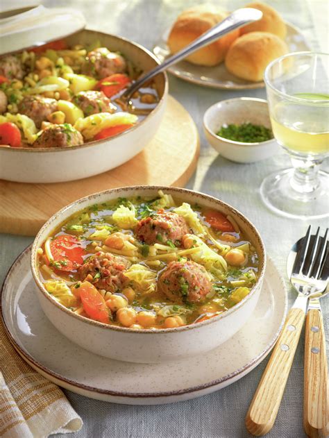 Puchero de la abuela valenciana con garbanzos fideos y albóndigas