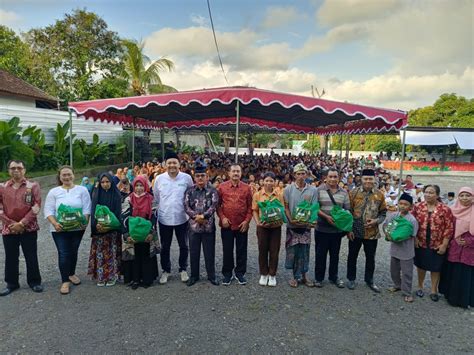 Serahkan Paket Sembako Kankemenag Kab Karangasem Turut Andil